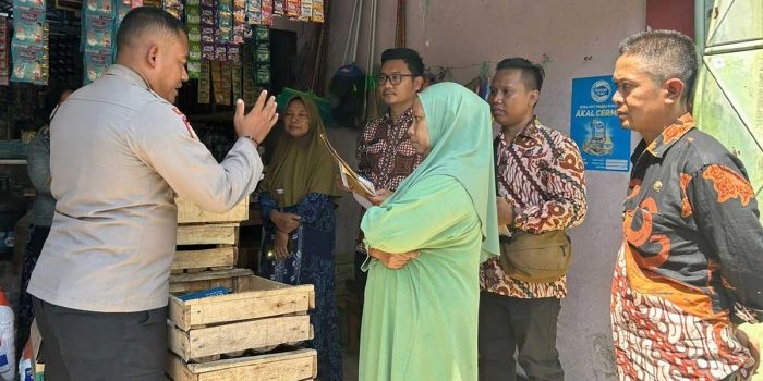 Penyelesaian sengketa batas tanah yang dilakukan petugas dari Kantah Kota Pasuruan.