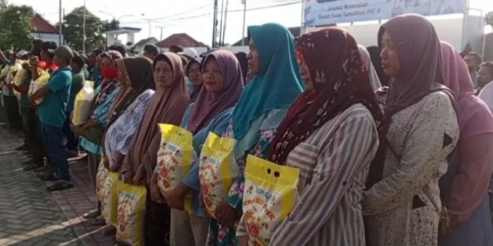 polres-pamekasan-bagikan-beras-ke-pengemudi-ojol-becak-pkl-dan-warga-kurang-mampu