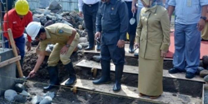 Bupati Jombang Nyono Suherli melakukan peletakan batu pertama pembangunan gardu induk.