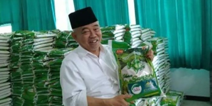 Prof. Dr. KH. Asep Saifuddin Chalim, M.A., menunjukkan beras yang dibagikan kepada masyarakat. Beras itu diberi label ASC Foundation, lembaga nirlaba yang punya misi: hanya memberi untuk berbagi, tidak menerima bantuan dari pihak manapun. Beras itu dibeli Kiai Asep dari uang pribadi. Foto: m. mas