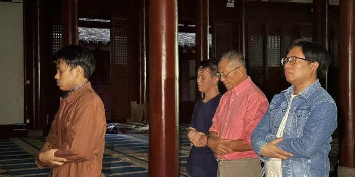 Dahlan Iskan saat shalat jemaah bersama para ustadz dari Pondok Pesantren Nurul Jadid Paiton Probolinggo di sebuah masjid di Fuzhou Proivinsi Fujian Tiongkok. Foto: Disway