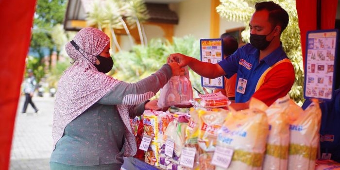 Warga Desa Punten mengaku senang dengan digelarnya operasi pasar murah.