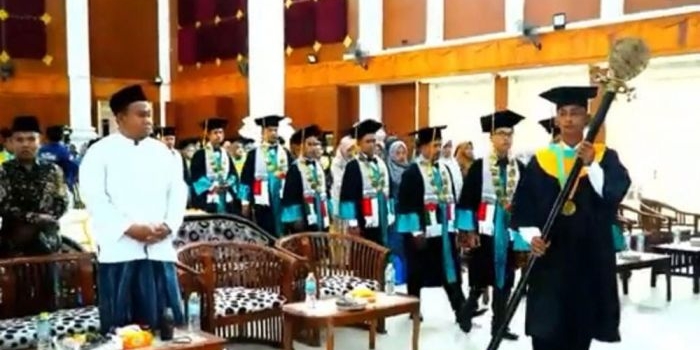 Proses wisuda 50 mahasiswa STISA Pamekasan.
