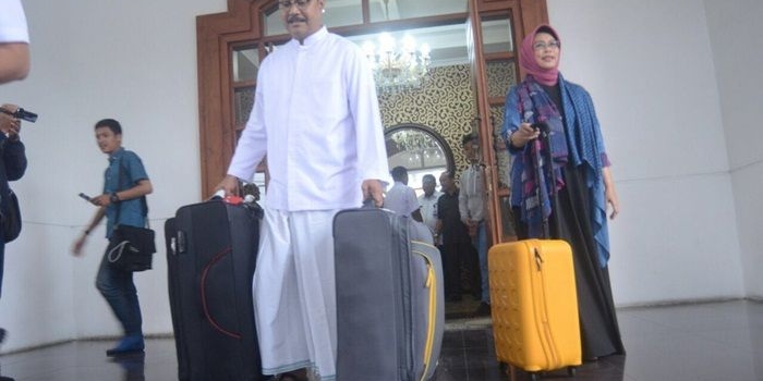 Gus Ipul ditemani Fatma Saifullah Yusuf saat meninggalkan rumah dinasnya yang ada di Jalan Imam Bonjol Nomor 107 Surabaya, Rabu (14/2) sekitar pukul 17.00 WIB.