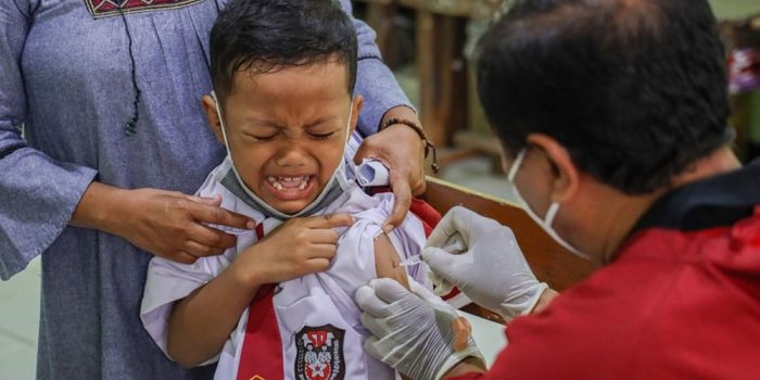 Anak usia 6-11 tahun ketika menangis saat disuntik vaksin Covid-19. Foto: Ist