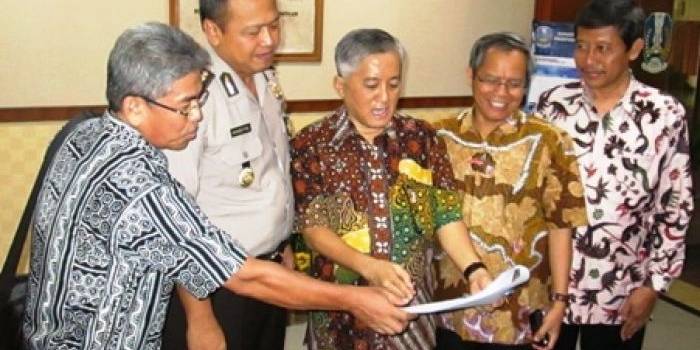 ?Harun bersama pejabat terkait saat mengumumkan kelulusan SMA di Jatim foto : nisa/BANGSAONLINE