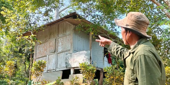 Dukut, menunjukkan bangunan yang diyakini sebagai Mushola Syekh Bela-Belu di Hutan Kelir Dusun Igir-Igir Desa Joho, Kecamatan Semen, Kabupaten Kediri. foto: MUJI HARJITA/ BANGSAONLINE