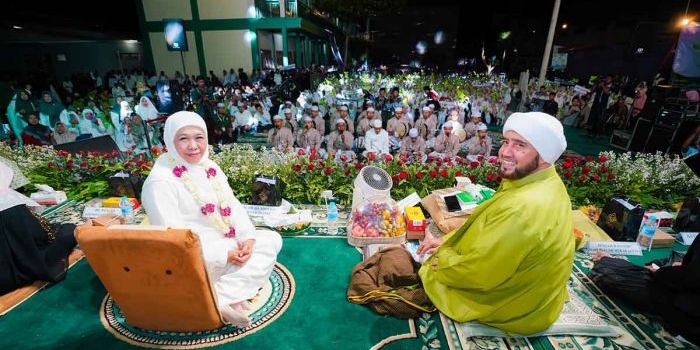 sambut-hut-ke-80-ri-pemprov-jatim-gelar-dzikir-dan-sholawat-bareng-habib-syech