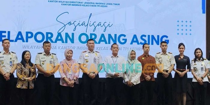 Kepala Kantor Imigrasi Kediri, Antonius Frizky Saniscara Cahaya Putra, bersama pengusaha serta pengelola hotel dan penginapan. Foto: MUJI HARJITA/BANGSAONLINE