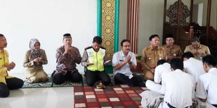 Wagub Jatim Saifullah Yusuf didampingi Bupati Gresik Sambari Halim Radianto saat mengikuti doa bersama siswa SMAN 1 Gresik sebelum UNBK. foto: SYUHUD/ BANGSAONLINE