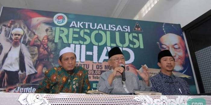 KH Salahuddin Wahid (Gus Solah), Pengasuh Ponpes Tebuireng Jombang (tengah), KH Imam Mawardi (kanan), KH Miftahurrohman (kiri) saat konferensi pers pelaksanaan rapat akbar aktualisasi resolusi jihad, Sabtu (30/10). foto: RONY S/ BANGSAONLINE