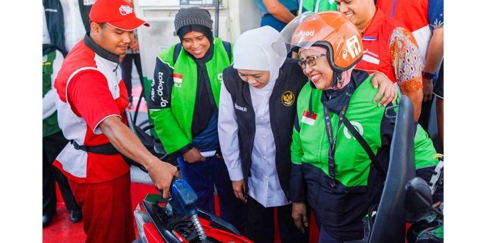 Gubernur Khofifah ketika membagikan BBM subsidi jenis Pertalite secara gratis kepada salah satu pengemudi ojol atau ojek online di Sidoarjo.
