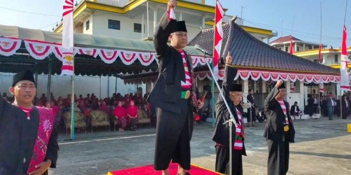 Pengasuh Pondok Pesantren Al Muhajirin Hidayatullah KH. Linul Qolbih Hamzah saat membuka upacara 17 Agustus 2020 di lapangan pondok, Senin (17/8/20).