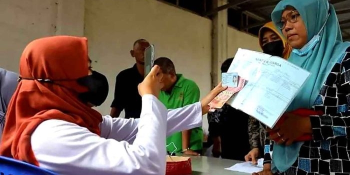 Petugas Dinsos Kota Kediri saat melayani warga penerima manfaat. Foto: Ist