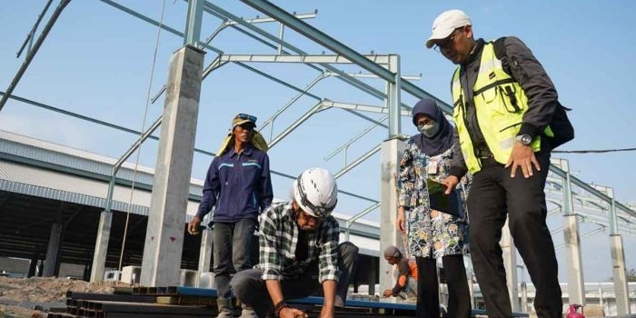 Kepala Disdag Kabupaten Kediri, Tutik Purwaningsih, saat mengecek pengerjaan revitalisasi Pasar Wates. Foto: Ist 