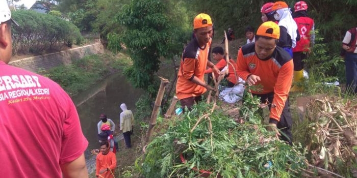 Petugas gabungan dan relawan saat bersih-bersih Sungai Kedak. foto: Ist.