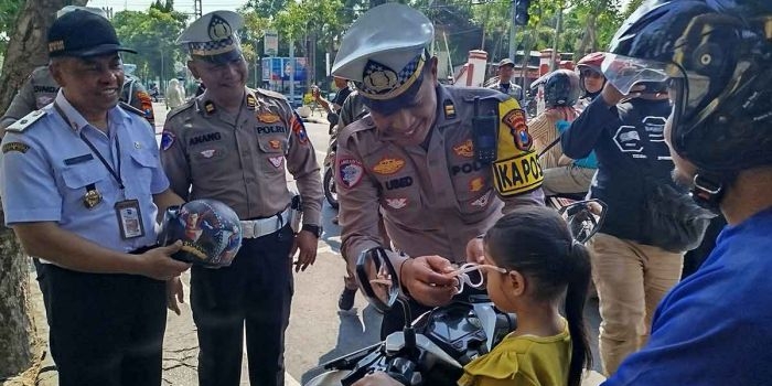 operasi-patuh-semeru-2025-satlantas-polres-jombang-bagikan-helm-dan-edukasi-pengendara-tertib
