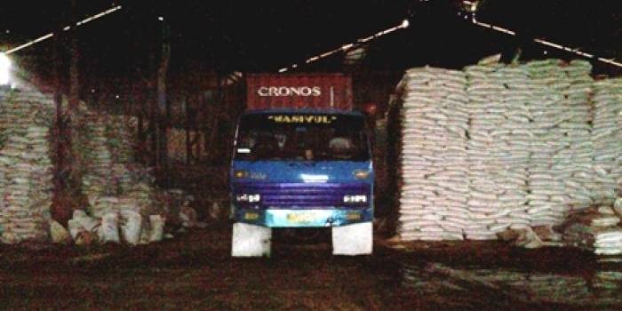 Gudang tempat pupuk ilegal dioplos. foto: Rusmiyanto/BangsaOnline.com