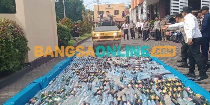 Pemusnahan barang bukti yang berlangsung di Mapolres Probolinggo Kota. Foto: SUGIANTO/BANGSAONLINE