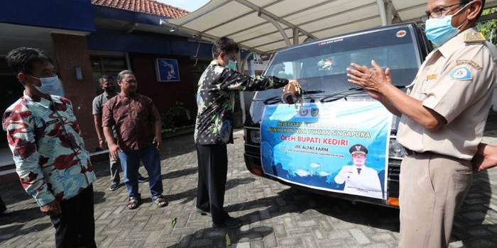 Sekda Dede Sujana saat melepas ekspor bibit ikan nila ke Singapura. Foto: Ist.
