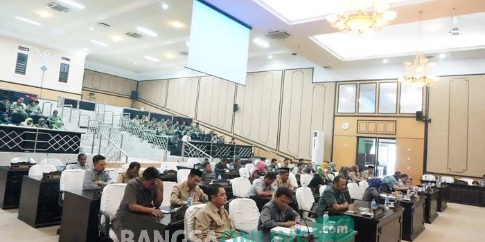Suasana rapat paripurna DPRD Jombang tentang R-APBD tahun 2017, Senin (21/11).
foto : RONY S/ BANGSAONLINE
