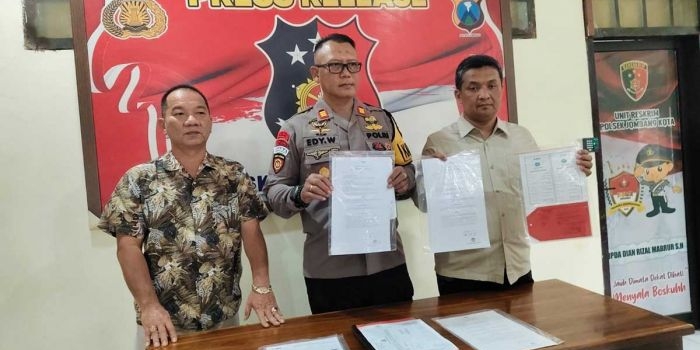 Konferensi pers terkait kasus penipuan di Mapolsek Jombang Kota.