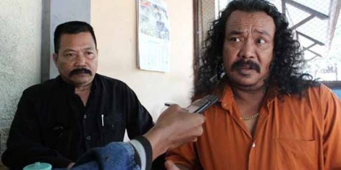 Nardi Gondrong, Adipati LSM LAWE (kanan) dan Samsul Bahar Korlap LSM Cakra (kiri). foto: nur prihantoro/BANGSAONLINE