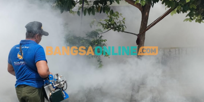 Anggota Tim Nasdem Peduli saat melakukan Fogging di Desa Gurah, Kecamatan Gurah, Kabupaten Kediri Foto: MUJI HARJITA/ BANGSAONLINE