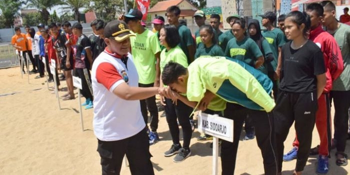 Wakapolresta Sidoarjo AKBP M. Anggi Naulifar Siregar menyalami peserta Kejurprov Junior Bola Voli Pasir tahun 2019