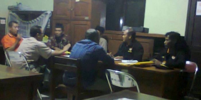 DIMINTAI KETERANGAN – ES (berbaju biru) saat dimintai keterangan di Kantor Panwascam Perak Jombang, Rabu (8/7/2014) malam. foto : m syafi’i/BANGSAONLINE

