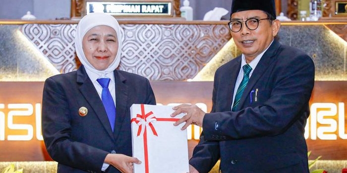 Ketua DPRD Jatim ketika menerima LKPJ Tahun Anggaran 2025 dari Gubernur Khofifah.