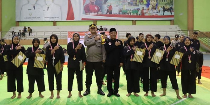 Wakapolres Ngawi, bersama Wakil Bupati Ngawi, Dwi Rianto Jatmiko foto bersama para juara pencak silat di Gelora Bung Hatta, Jl. Ir. Sukarno, Ngawi, Minggu (2/10/2022).