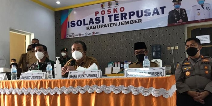Bupati Jember Hendy Siswanto mengunjungi warga yang melakukan isolasi terpusat (isoter) di Hotel Kebun Agung Jember, Selasa (7/9/2021). (foto: ist)