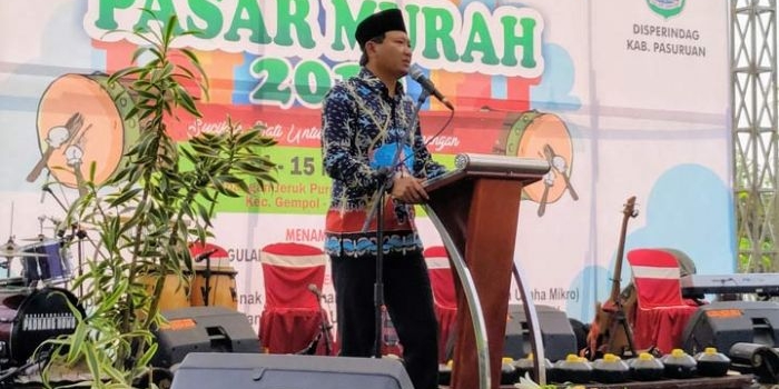 Bupati Pasuruan saat pembukaan pasar murah di Desa Jeruk Purut, Gempol.