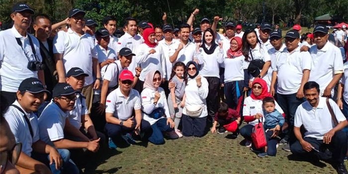 Gubernur Khofifah dan Wagub Emil beserta keluarga berfoto bersama Pokja Wartawan Pemprov Jatim di arena Family Gathering, Taman Dayu, Pasuruan. foto: ist