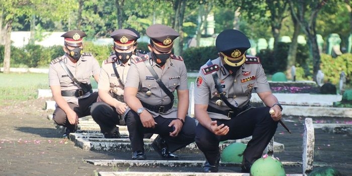 Kegiatan ziarah jajaran Polres Ngawi ke Taman Makam Pahlawan (TMP) Ngawi.