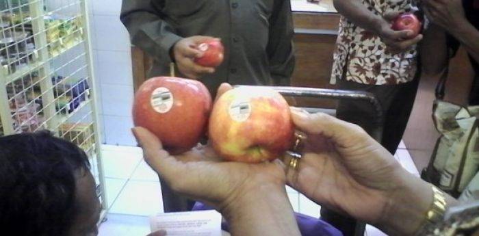 Apel impor yang akan dikembalikan ke distributor. (Zuli/BangsaOnline.com)