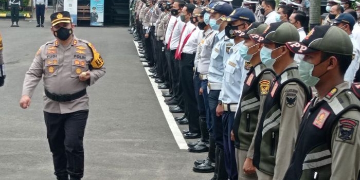 Kapolres Kediri Kota AKBP Wahyudi saat menginspeksi pasukan.