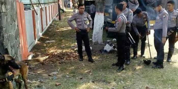 JAGA KETAT - Puluhan di antara ratusan personel Polres Mojokerto di halaman kantor KPUD setempat lengkap dengan anjing pelacak. (gunadhi/BANGSAONLINE)
