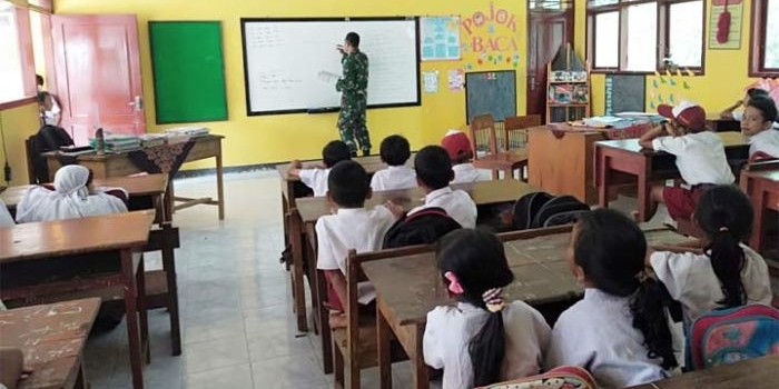 Serda Purwanto saat memberikan materi wasbang kepada pelajar SDN 2 Bendungan, Kabupaten Trenggalek.