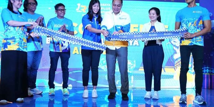 Wali Kota Surabaya, Eri Cahyadi, saat membuka Surabaya Isoplus Marathon 2025. (Ist)