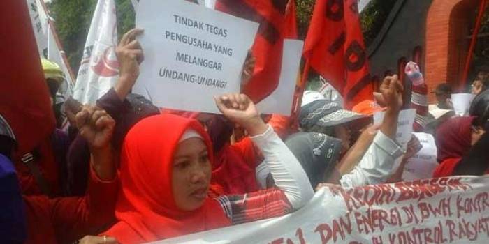 Para buruh saat menggelar aksi unjuk rasa di depan kantor Pemkab Kediri. (foto: dendi martoni/BANGSAONLINE)