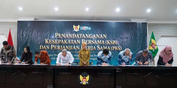 Wali Kota Kediri ketika menyaksikan pelaksanaan penandatanganan kesepakatan bersama dan perjanjian kerja sama. Foto: Ist