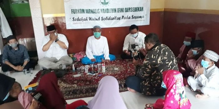 Kegiatan doa bersama anak yatim Miftahul Ulum Simokerto bersama Forkom Jurnalis Nahdliyin untuk kesembuhan Gubernur Khofifah, beberapa waktu lalu. foto: ist.