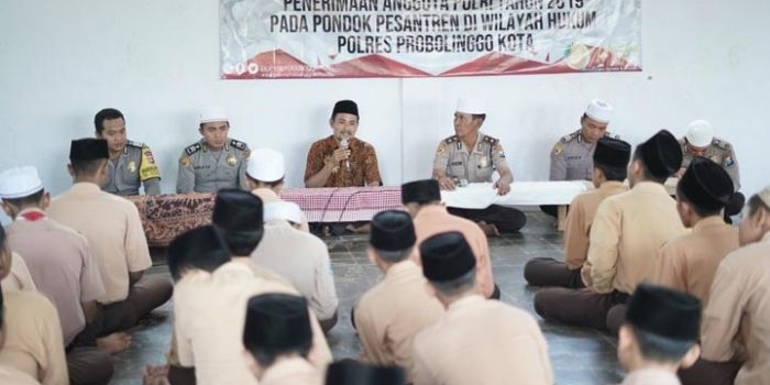 Kabag Sumda Kompol Sayudi bersama jajaran Polres Probolinggo Kota saat sosialisasi ke Ponpes Pesantren Roudlotut Tholibin.