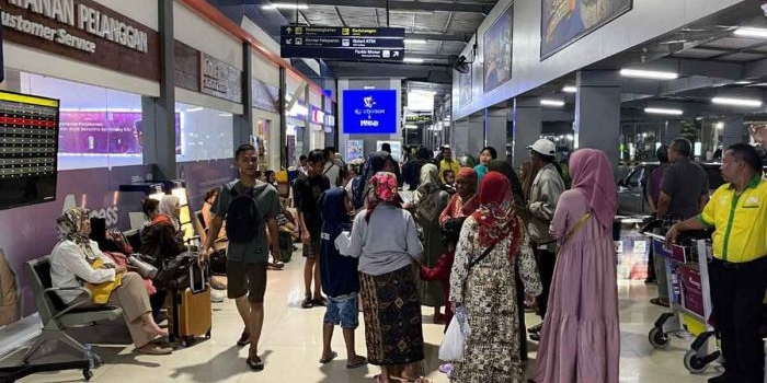 Suasana naik turun penumpang di stasiun kereta api.