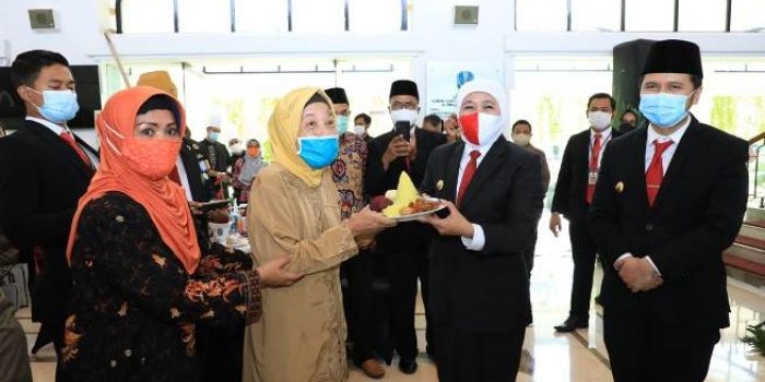 Gubernur Jawa Timur Khofifah Indar Parawansa memberikan pucuk tumpeng kepada janda pahlawan dalam Peringatan Hari Pahlawan Nasional di Tugu Pahlawan Surabaya, Selasa (10/11). foto: ist/ bangsaonline.com