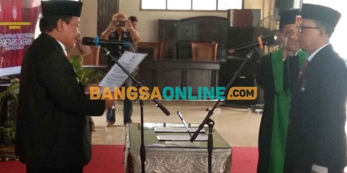 Plt Bupati Nganjuk, Marhaen Djumadi, saat melantik Nur Sholekan sebagai Sekdakab Nganjuk. Foto: BAMBANG DWI JULIANTO/BANGSAONLINE
