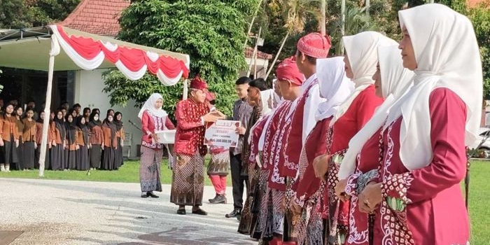 Sekdakab Kediri, M. Solikin, ketika menyerahkan hadiah kepada kepada salah satu pemenang lomba. Foto: Ist