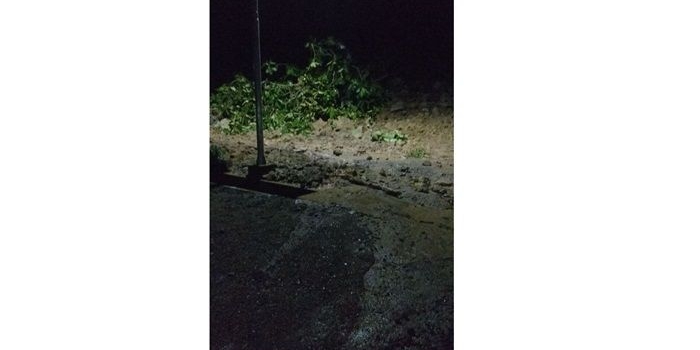 Jalur baru Pacitan-Ponorogo kembali macet tertimbun longsor.  Foto : IST